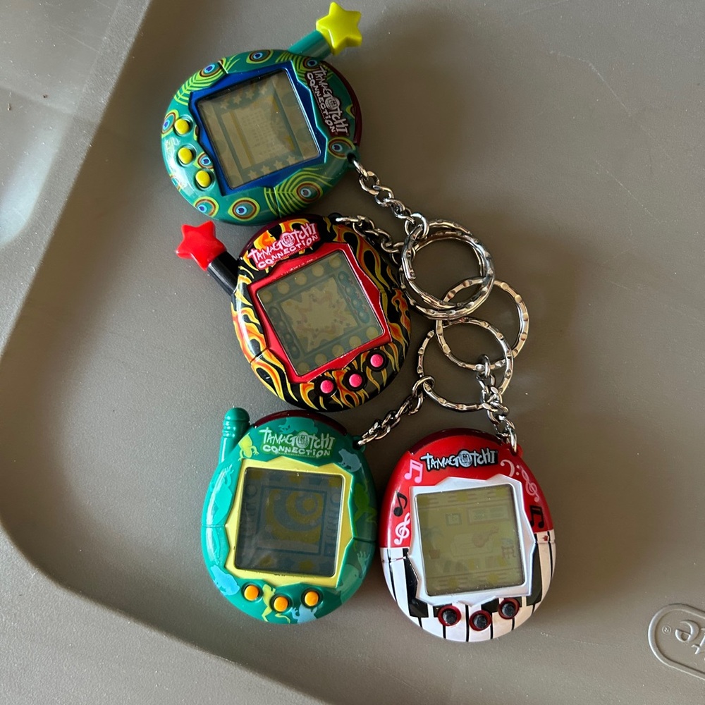 Tamagotchi (4) from the early 2000’s